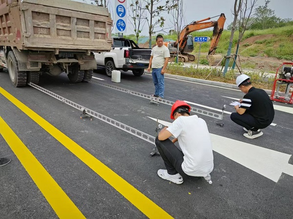 图片“秋老虎”来袭，室外工程检测不停歇.jpg